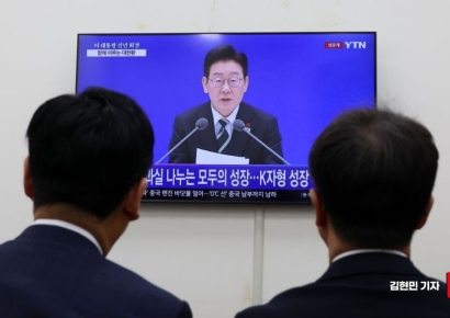 [포토] 대통령 기자회견 생중계 지켜보는 정청래-한병도