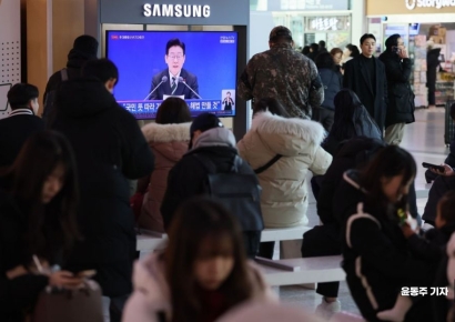 [포토] 이재명 대통령 신년기자회견 지켜보는 시민들