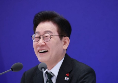 李대통령, '사랑하는 강훈식의 출마' 질문에 "저는 제 아내를 사랑합니다"