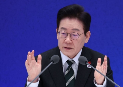 李대통령 "북한이 핵 포기하겠나…통일 미루더라도 평화 공존"