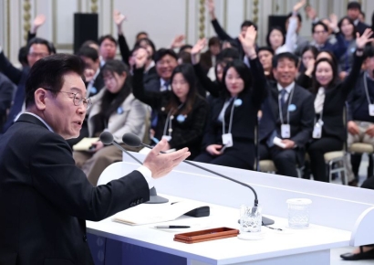 성장 '31번' 외친 李대통령 "정부 역량 완전히 재배치, K자형 성장 극복"