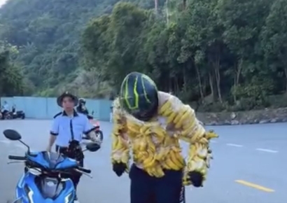 "먹이 주면 안돼요" 경고에도…온 몸에 바나나 붙이고 원숭이 유인