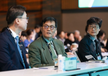 한은·네이버 맞손, 자체구축 AI 나왔다…이창용 "韓 AI 생태계 발전 이정표 될 것"