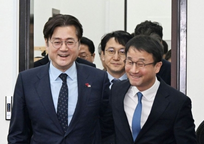 [포토] 홍익표 만난 한병도 "광역통합 포함 입법과제 신속 처리에 최선"