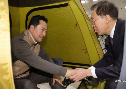 [포토] 장동혁 단식 농성장 찾은 이석연 국민통합위원장