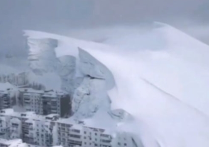 아파트 삼킨 폭설에 '비상사태' 선포까지…도시 마비된 '이 나라'