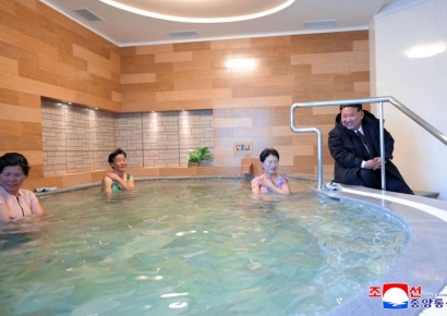 코트 입고 여탕까지 들어간 김정은…"보람있다" 칭찬 쏟은 이유