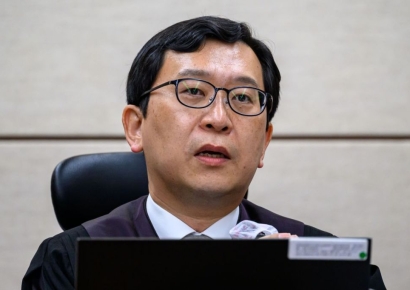 "계엄 끝난 건 맨몸 맞선 국민 덕분"…선고 중 울컥한 이진관 판사