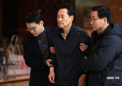 [포토] 부축 받으며 이동하는 장동혁 대표