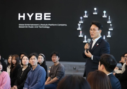 하이브 찾은 김 총리" 한류 뿌리는 민주주의…BTS 광화문 컴백 큰 의미"