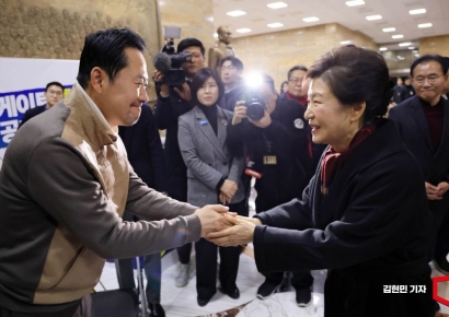 [포토] 박근혜 전 대통령, 장동혁 단식 현장 방문