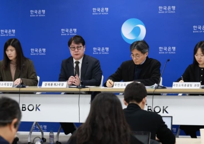 [일문일답]한은 "4분기 역성장에도 올해 안 꺾여…정부 기여도 높아질 것"