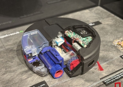 다이슨 AI 로봇청소기, 중국산 독주 막으러 왔다