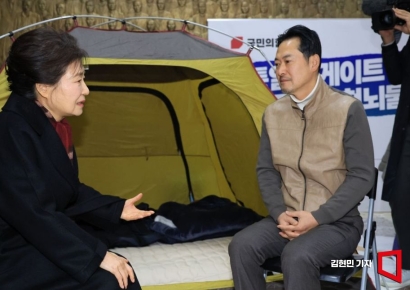 [포토] 장동혁과 대화하는 박근혜