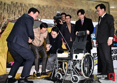 [포토] 장동혁, 단식 중단하고 텐트 밖으로