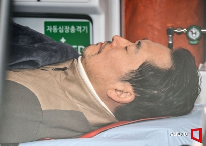 [포토] 구급차에 오르는 장동혁 대표