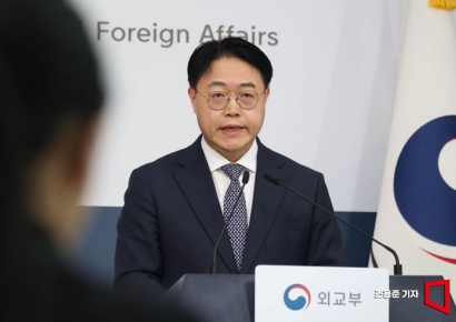 [포토] 취재진 질문에 답하는 이문배 외교부 부대변인