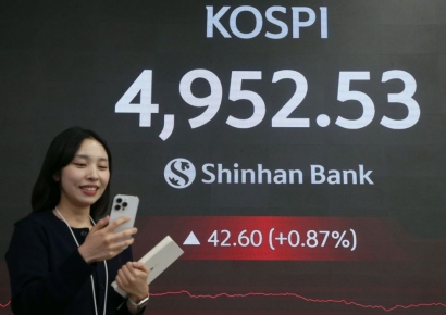 코스피, 5000 뚫은 후 상승폭 반납하며 4950 마감…"삼성전자 신고가"