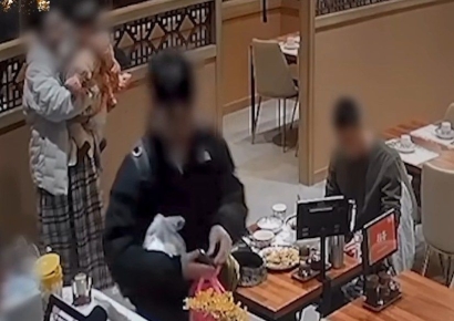 "추운데 고생 많다"며 밥값을 '턱'…혼밥 해병 도운 '천사부부' 찾는 김포시