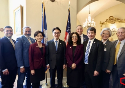 [포토] 미 하원의원들과 기념촬영하는 김민석 총리