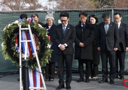 [포토] 묵념하는 김민석 총리