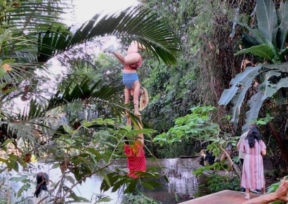 신성한 곳에서 부적절한 행동을…도 넘은 관광객 경고한 태국 사찰 