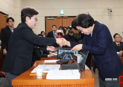 [포토] 선서문 제출하는 이혜훈 후보자