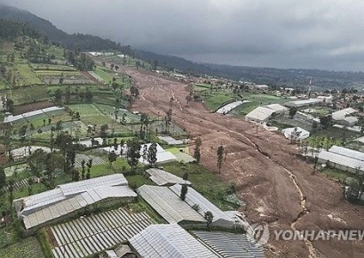 폭우에 무너진 인니 자바…산사태로 8명 숨지고 82명 행방불명