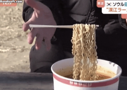 '영하 20도' 한파에 라면 '꽁꽁'…한강서 손으로 라면 뜯어먹은 日 기자