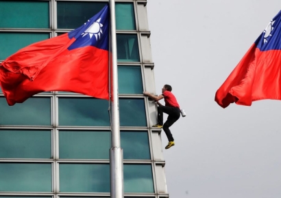 직접 보려는 사람들 '바글바글'…넷플릭스 생중계된 '맨몸 빌딩 오르기'