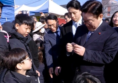 '두쫀쿠' 선물 받은 李 대통령…"두바이에서 왔나, 정말 희한해"