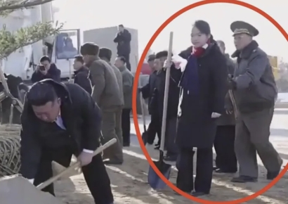 백두혈통에 손을 댔다고?…김정은 딸 건드리는 장면, 그대로 방송