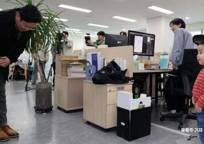 [포토] 김영훈 장관, '아이에게도 정중하게'