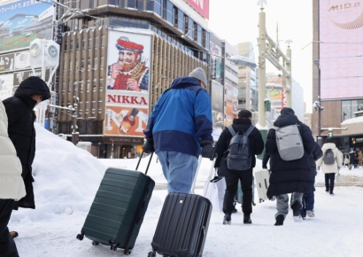 "다시는 삿포로 안와"…홋카이도 기록적 폭설에 7000명 발 묶여