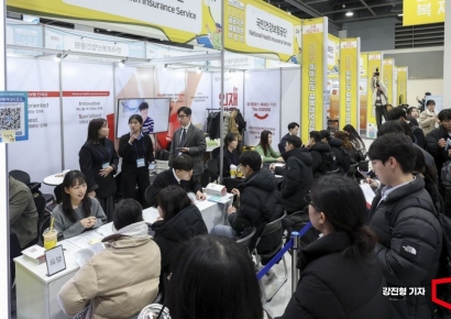 [포토] 취업 정보 문의하는 구직자들