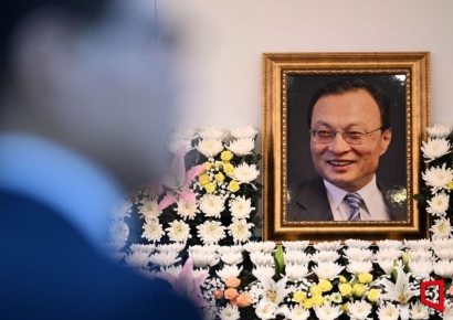 [포토] 영정 속 미소 짓는 이해찬 전 총리