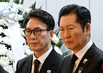 [포토] 조문객 맞이하는 김민석-정청래