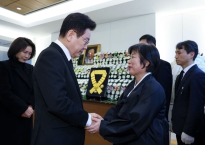 李대통령 부부, 故 이해찬 전 총리 빈소 조문…국민훈장 무궁화장 추서 (종합)