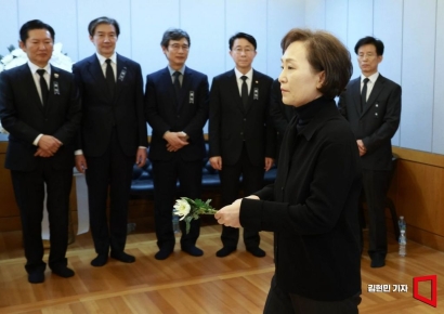 [포토] 이해찬 전 총리 빈소 조문하는 김현미 전 장관