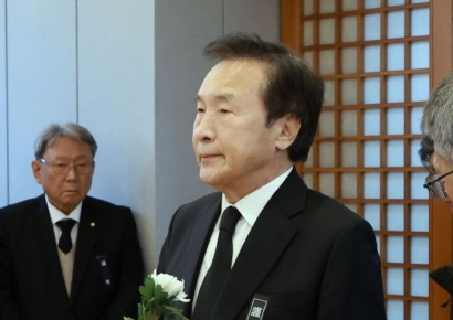 [포토] 이해찬 전 총리 빈소 들어서는 손학규 전 대표