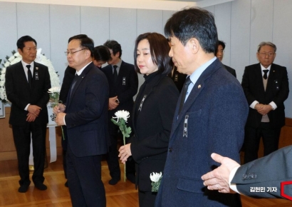 [포토] 이해찬 전 총리 빈소 조문하는 김재연 진보당 대표