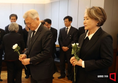 [포토] 이해찬 전 총리 빈소 들어서는 문재인 전 대통령 내외
