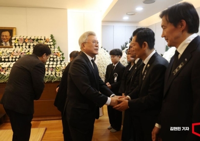 [포토] 이해찬 전 총리 빈소 찾은 문재인 전 대통령