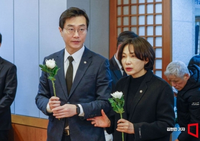 [포토] 이해찬 전 총리 빈소 조문하는 장경태-서미화 의원