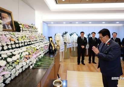 [포토] 이해찬 전 총리 빈소 조문하는 박지원