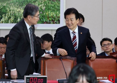 [포토] 국회 현안질의 참석한 조현-정동영