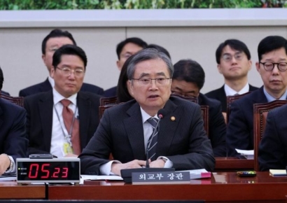 [포토] 현안질의 답변하는 조현 외교부 장관