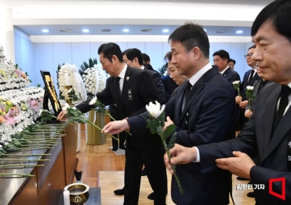 [포토] 이해찬 전 총리 빈소 조문하는 더불어민주당 지도부