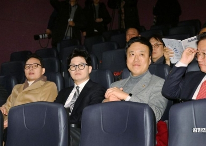 [포토] '제명 징계안' 처리 앞둔 한동훈 '김영삼 영화 관람'