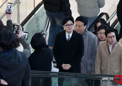 [포토] 'YS 조명 다큐 영화' 공개 관람 나선 한동훈  